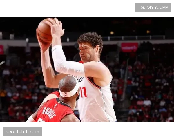 布鲁克·洛佩斯通过高效挡拆拉开空间提升三分命中率