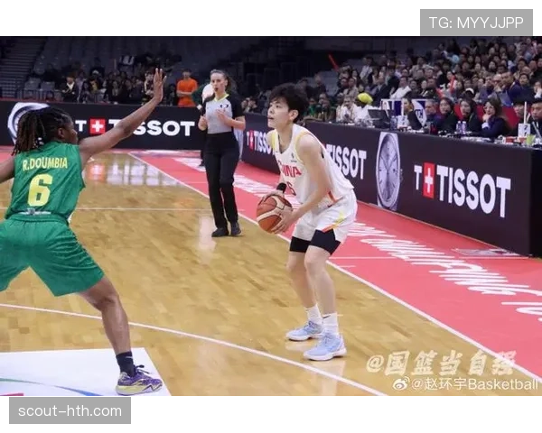 杨舒予球场像打仗，街拍像把商场搬回家，我连钱包都不好意思亮了